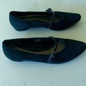 A pair of J. Jill 6 1/2 M flat shoes in black